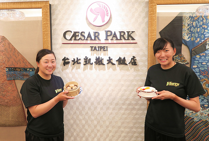 日本女子壘球伊予銀行隊員與最愛美食合影。圖/台北凱撒大飯店提供
