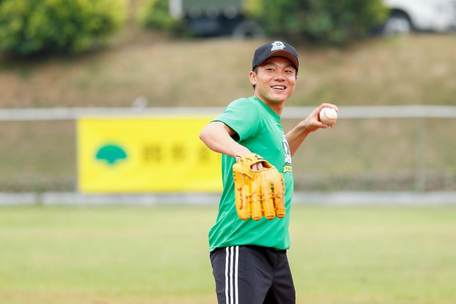 日本職棒中日龍中央聯盟外野金手套大島洋平擔任訓練營助教指導投球。主辦單位提供