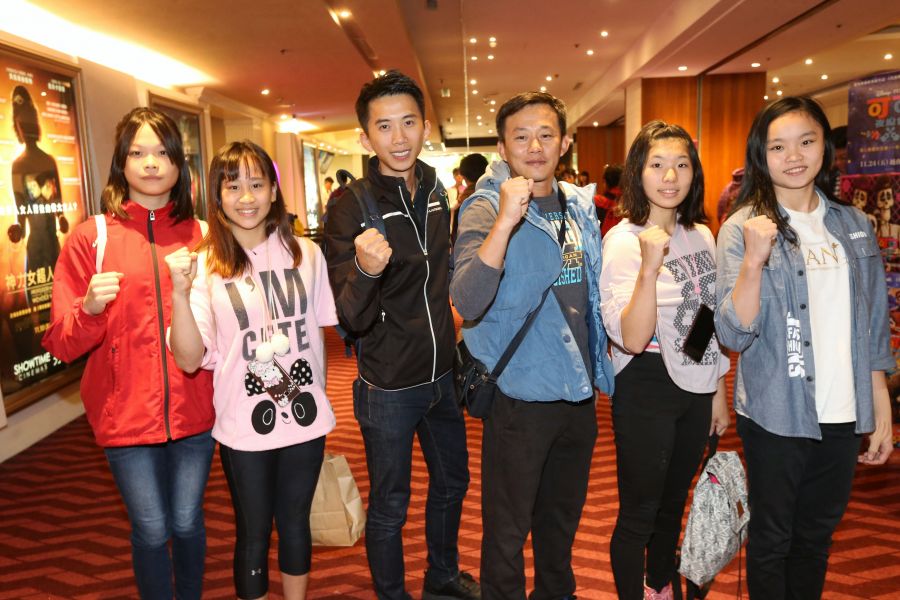 明志國中女子體操隊在教練蔡恆政(右3)。天創公司提供