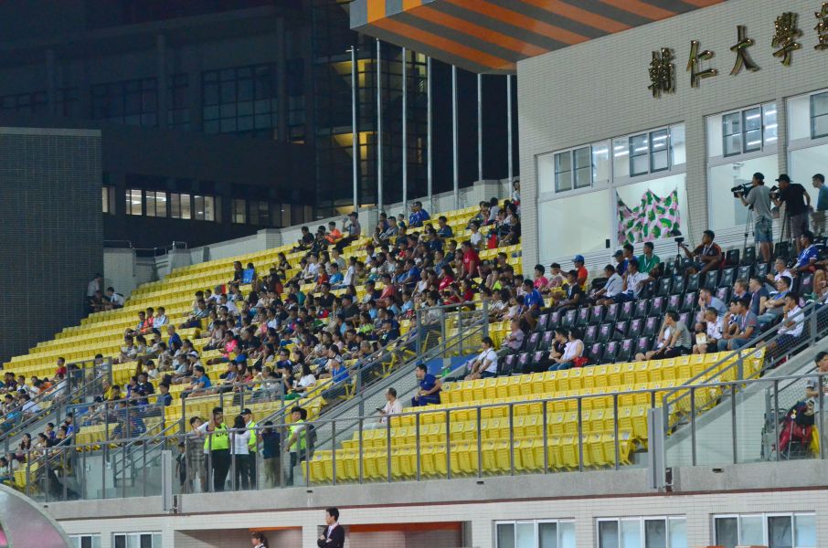 晚上輔大球場有不少加油團進場支持。中華民國足球協會提供