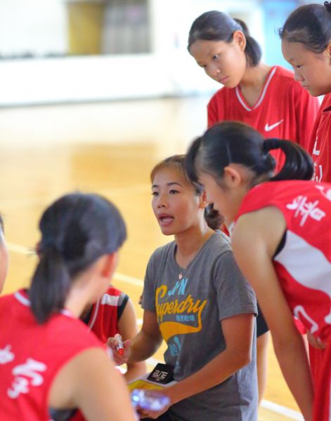 普門國中女籃新教練戴琬蓉面授機宜尋求執教生涯的首勝。