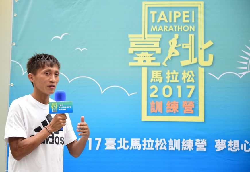 曾四度獲得臺北馬拉松冠軍的「黑色閃電」蔣介文擔任首屆臺北馬拉松訓練營總教練，為跑者設計適合的訓練菜單及豐富的課程。(大漢集團提供)