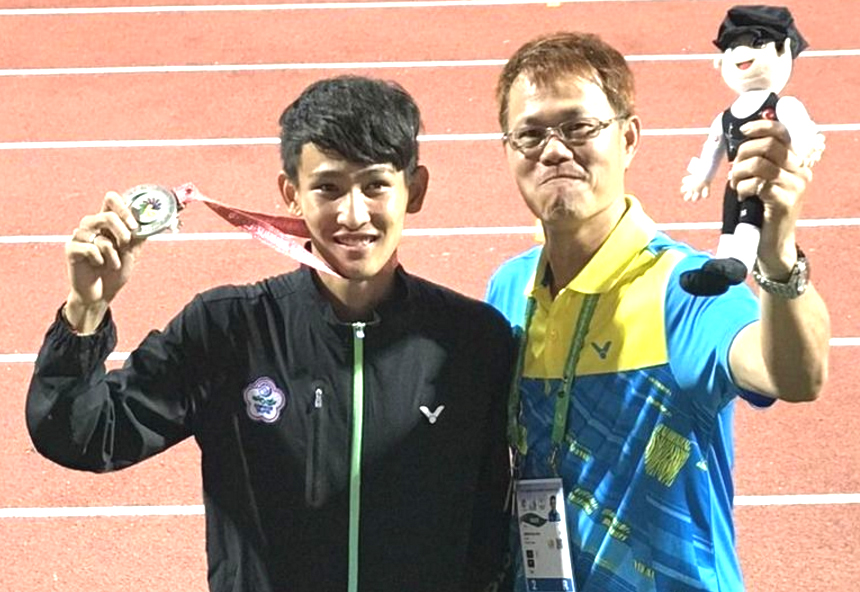 聽奧銀牌朱俊哲（左）將榮耀和教練王建畯共享。圖／中華聽障者體育運動協會提供。