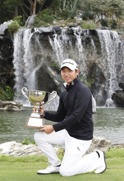 李士鴻舉起職業生涯的首座冠軍獎盃。圖/大會提供(葉勇宏攝影)