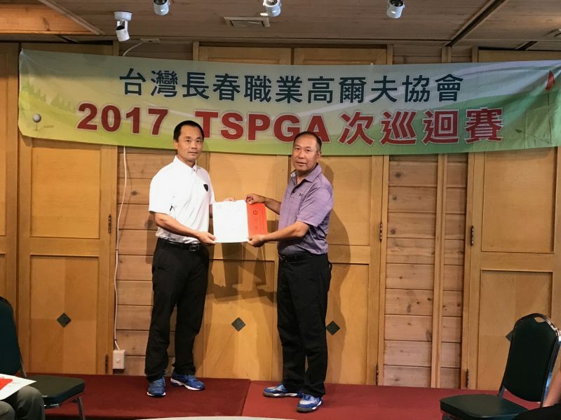 李鍊福（左）奪下長春生涯首冠，TSPGA理事黃泰隆頒獎。圖/大會提供