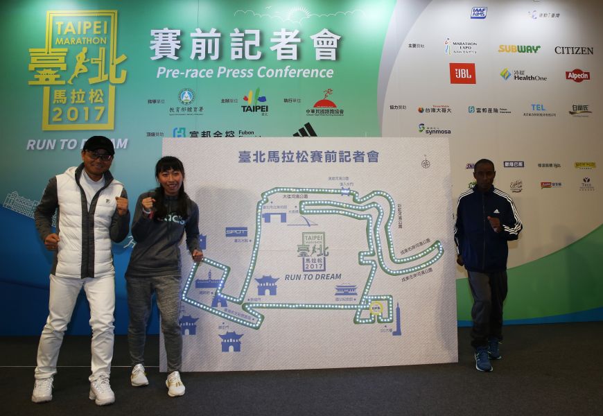 國內外好手(左至右)李鳳柱、陳宇璿、約翰汪葛吉都相當期待周末開跑的賽事。圖/李天助攝