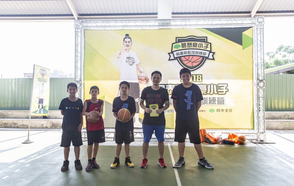 東河國小籃球隊員與老師。