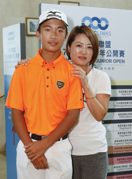 林健斌的兒子林智煜(左)與媽媽合影。圖/大會提供(鍾豐榮丶葉勇宏攝)