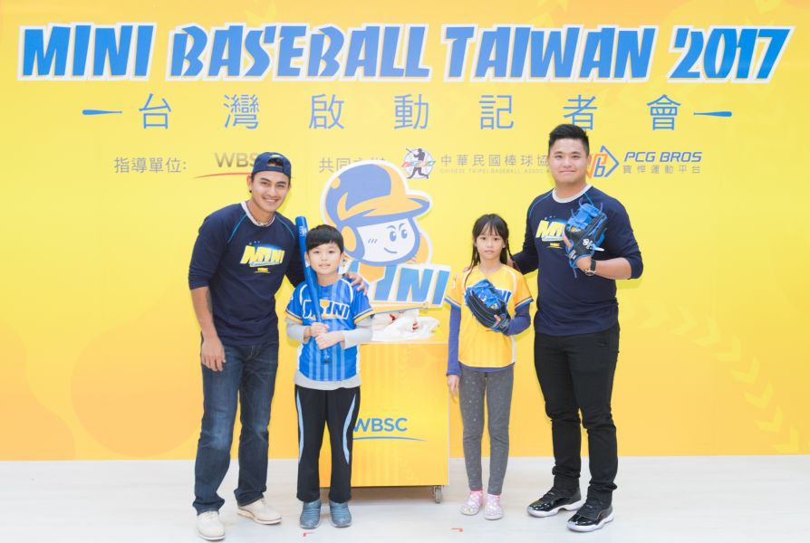 林子偉、胡智為指導福林國小小朋友體驗Mini Baseball。圖/寶悍運動平台提供