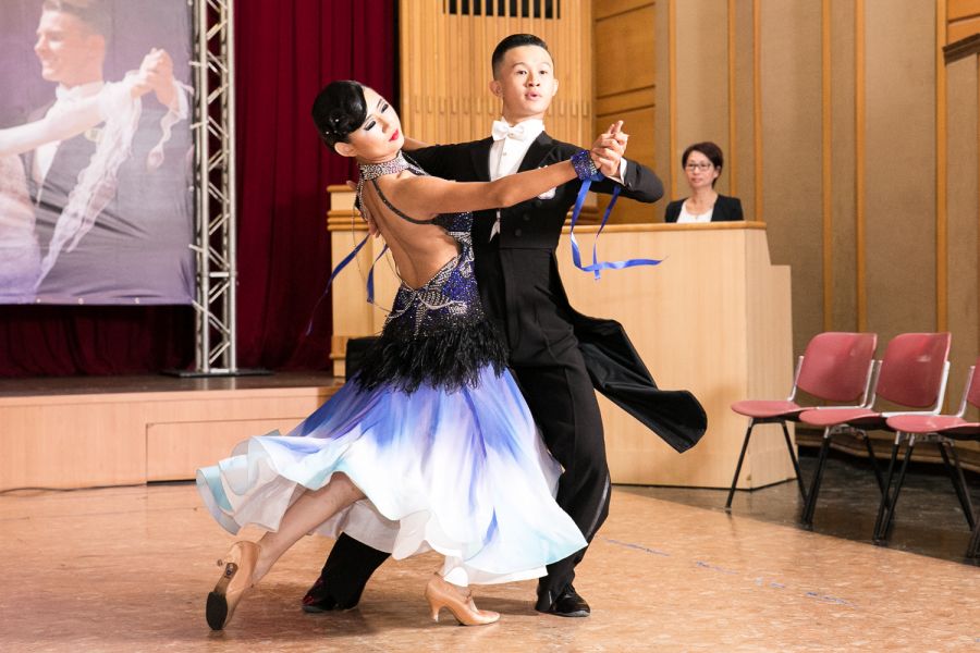 林廷駿（右）陳怡安展現出曼妙的標準舞／中華民國體育運動舞蹈總會提供