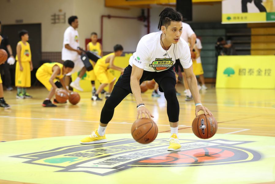國泰夢想家豪小子林書豪籃球訓練營由林書豪親自上課指導。