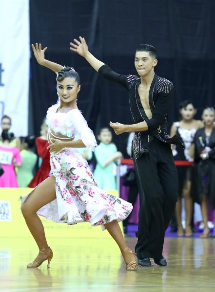 參加亞洲單項錦標賽的我國好手林詠鉦（右）林沛臻於19日記者會展現舞藝／李天助攝