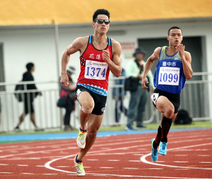  短跑男神楊俊瀚(左)表現出色，資料照片 林嘉欣／攝影。