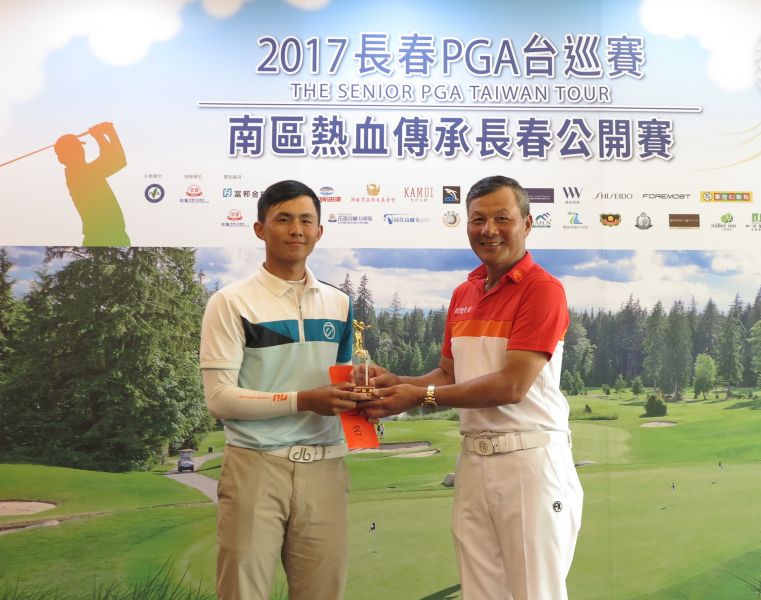 業餘冠軍黃韋豪（左）接受TSPGA理事長盧建順的頒獎。圖/大會提供