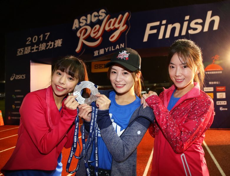 正妹媒體跑團「旬馬陸」陸穎逸、詹可旬、馬湘瑩 (由左至右)攜手完成生涯第一次42公里接力賽。