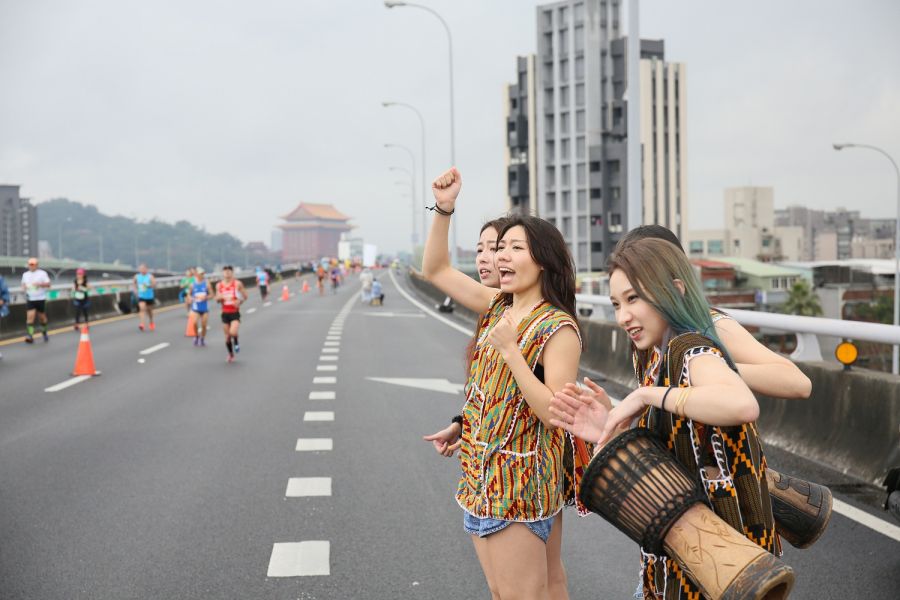 民俗風打扮的啦啦隊現身國道，為2017臺北國道馬拉松選手們加油。(主辦單位提供)