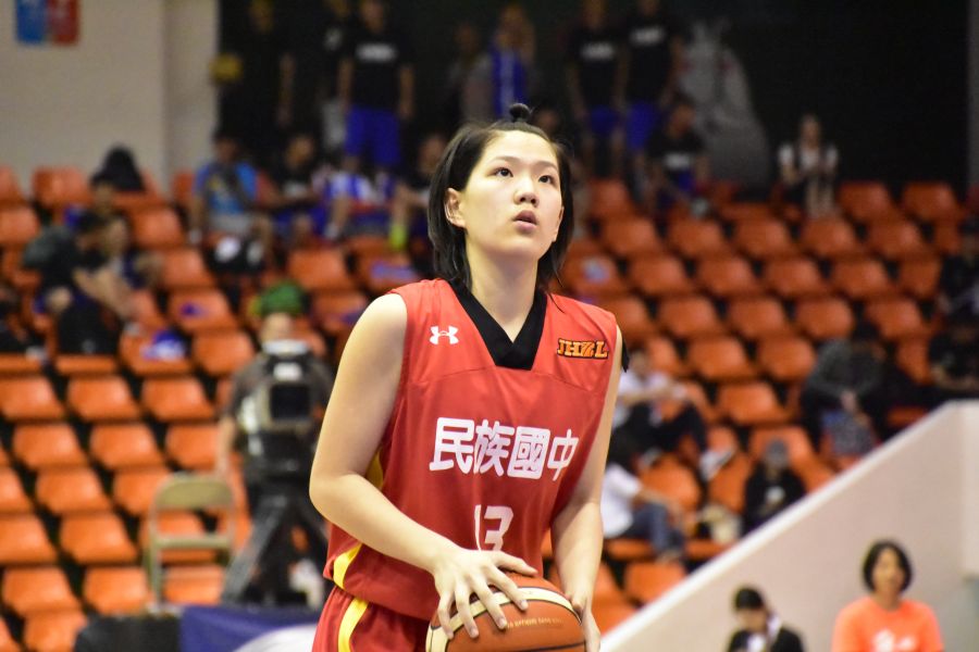 民族蔡佑蓮20分、23籃板含14進攻籃板，2度「雙20」加5抄截。