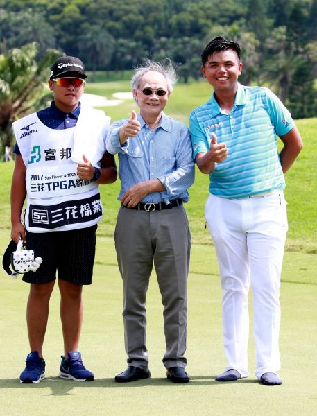 洪健堯（右）奪冠與桿弟黃泊儒（左）與三花棉業董事長施純鎰合影。圖/大會提供