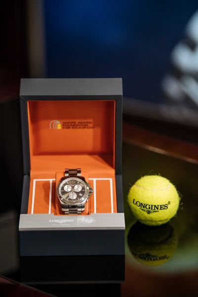 浪琴表2017法國網球公開賽活動指定錶款「征服者 法網計時碼錶」。浪琴表提供