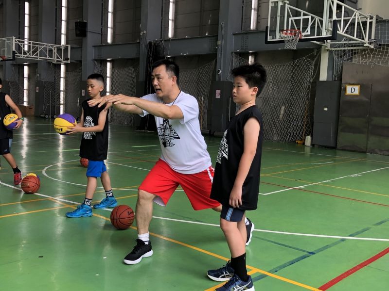 海峽盃新秀崛起訓練營韋陳明總教練指導學員紮實籃球基本功。