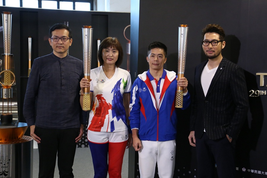 火炬設計師張漢寧(左)、火炬手服裝時尚設計師黃嘉祥Jasper Huang(右)與運動員合影。大會提供
