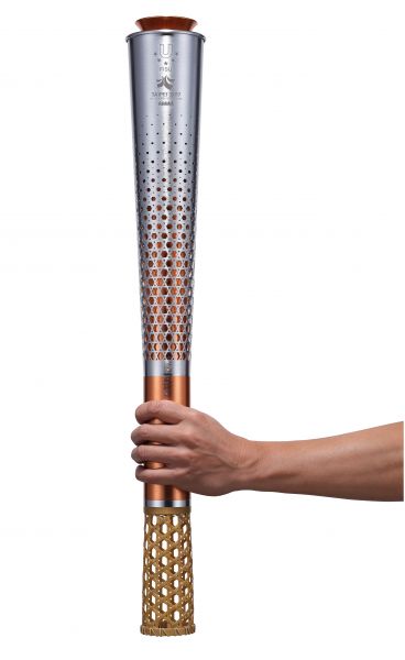 火炬高70cm，重約1公斤，輕盈纖長的設計利於握持與傳遞聖火。大會提供