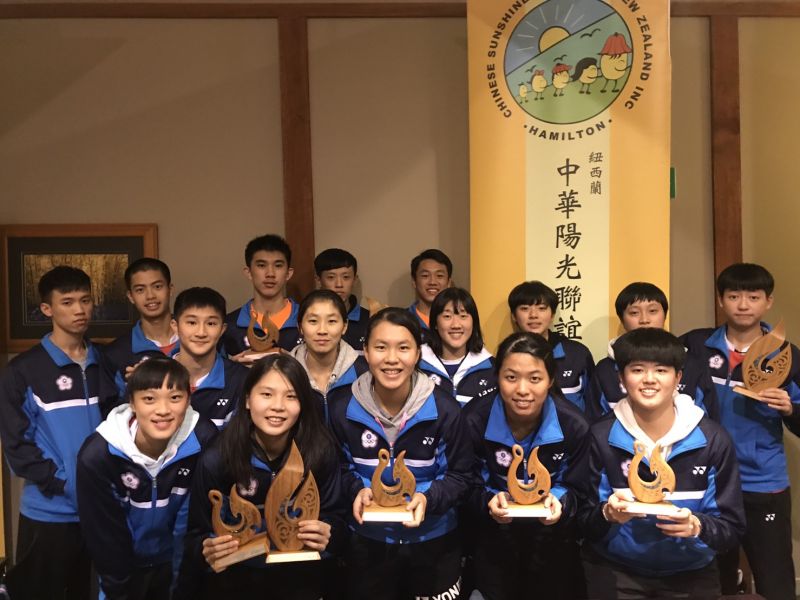 在紐羽賽獲獎的台灣潛優選手合影／台灣羽隊教練團提供