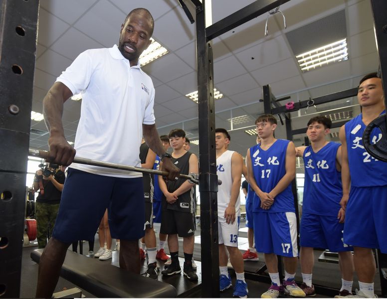理查森突襲文化重訓室並親自示範增強肌耐力與爆發力的訓練方式。NBA官方提供