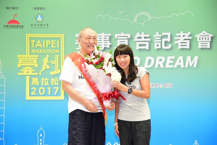 由陳宇璿(右)代表臺北馬拉松選手送上花束，感謝吳家善多年來對臺北馬的用心。(主辦單位提供)
