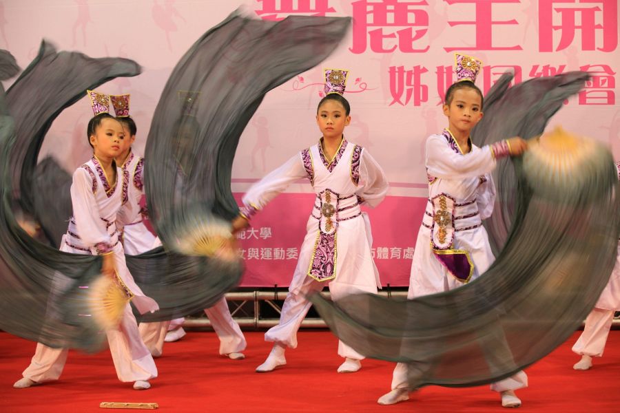 由高雄市五福國小舞蹈班帶來的感恩獻舞。(大漢集團提供)