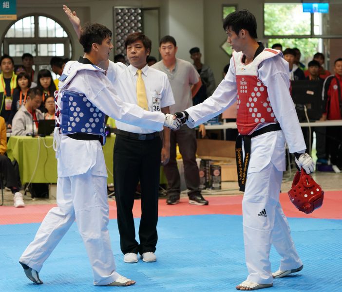 男子組跆拳道80公斤級新北市羅宗瑞(左)劉威廷。李天助攝