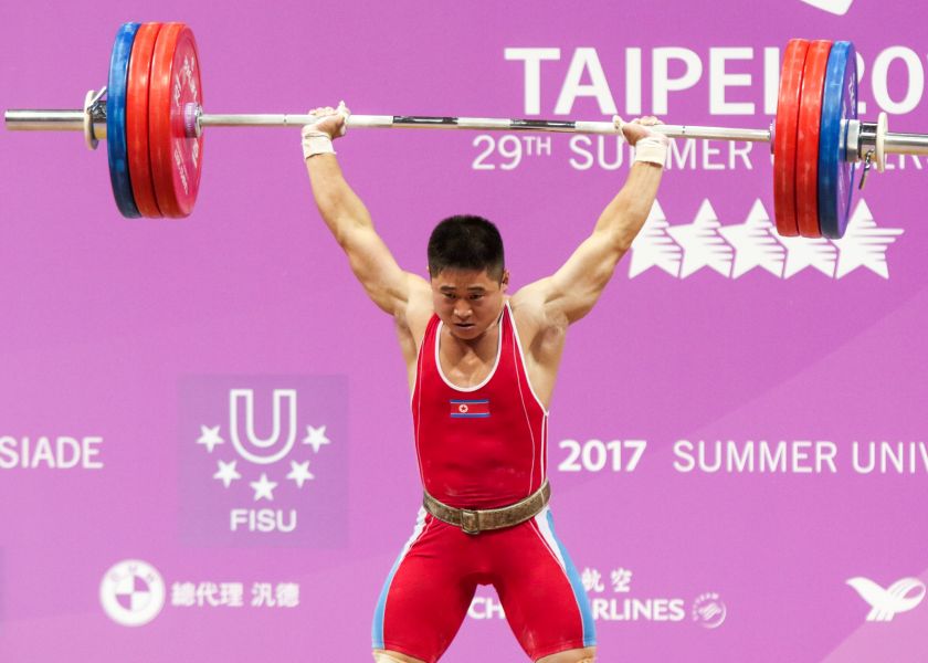 男子舉重62公斤級，朝鮮選手SIN_Chol_Bom摘下金牌。台北世大運執委會提供