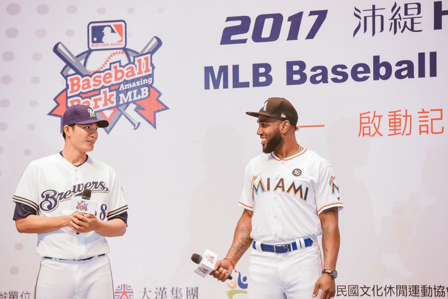 第三度擔任沛緹HealthOne MLB棒球樂園活動大使的王維中，和馬林魚隊歐蘇納相見歡。(大漢集團提供)