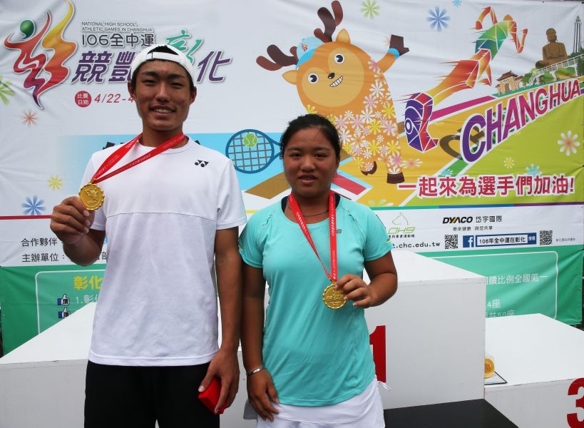 網球高男高女單打金牌許育修(左)、梁恩碩。李天助攝