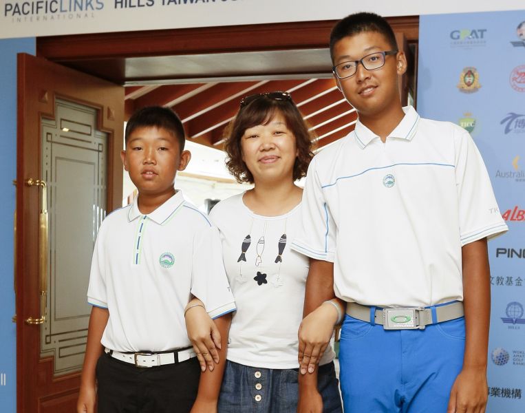 職業選手陳宗成的兩個兒子陳伯豪(右)及陳伯睿(左)與媽媽合影。圖/大會提供(鍾豐榮丶葉勇宏攝)
