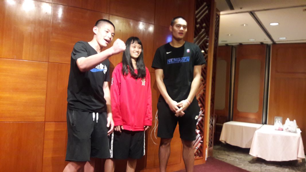 能仁雙星谷毛唯嘉（左）、陳范柏彥（右）與普門HBL冠軍賽MVP羅培儀惺惺相惜。