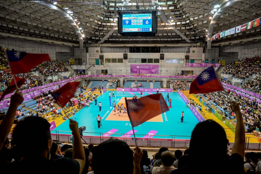 臺北世大運女子排球，球迷興奮為中華隊加油。台北世大運組委會提供