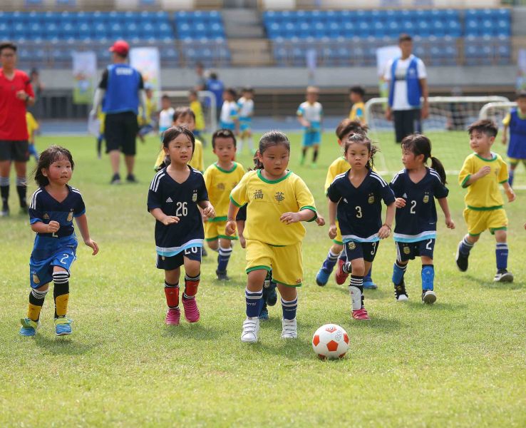 臺北市幼兒足球錦標賽也出現許多女生小球員，在場上十分活耀，跟男生同場較勁也毫不遜色。主辦單位提供