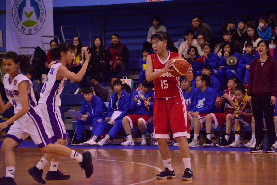 苗商高二中鋒陳映慈26分、17籃板含12進攻籃板生涯雙新高。