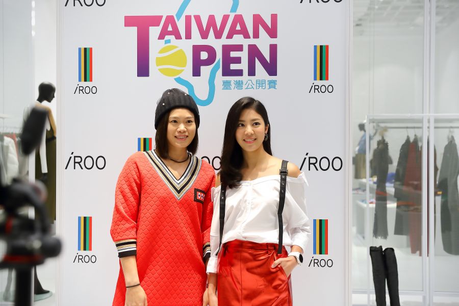 莊佳容(左)擔任一日店長。WTA臺灣公開賽大會提供