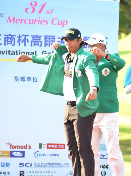 葛林奪冠，上屆冠軍呂偉智（右）為他穿上象徵三商名人賽精神的綠夾克。圖/大會提供