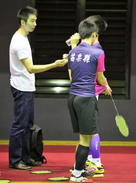 羽球名將薛軒億（左）生涯首度指導選手比賽／黃秀仁攝