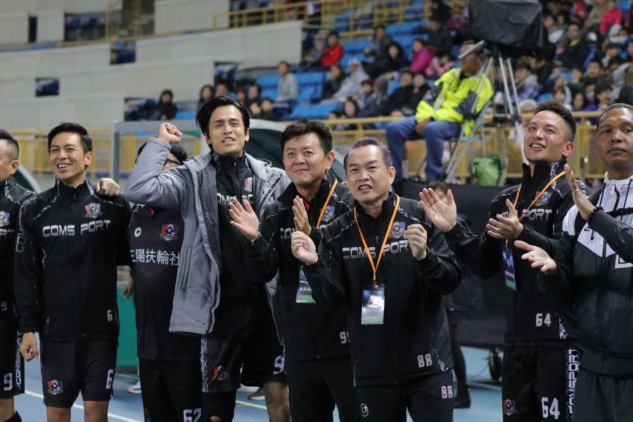 藝人王海文(左起)、GINO、庹宗康、康康、高山峰等人都是「⿊熊明星足球隊」的成員。(主辦單位提供)