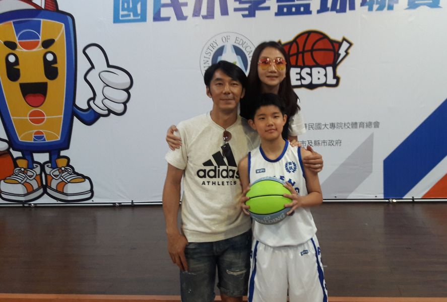 藝人陶晶瑩（右）、李李仁（左）的愛女李陶陶除將最後披掛新北安坑國小戰袍，最終目標未來有機會挑戰美國WNBA。