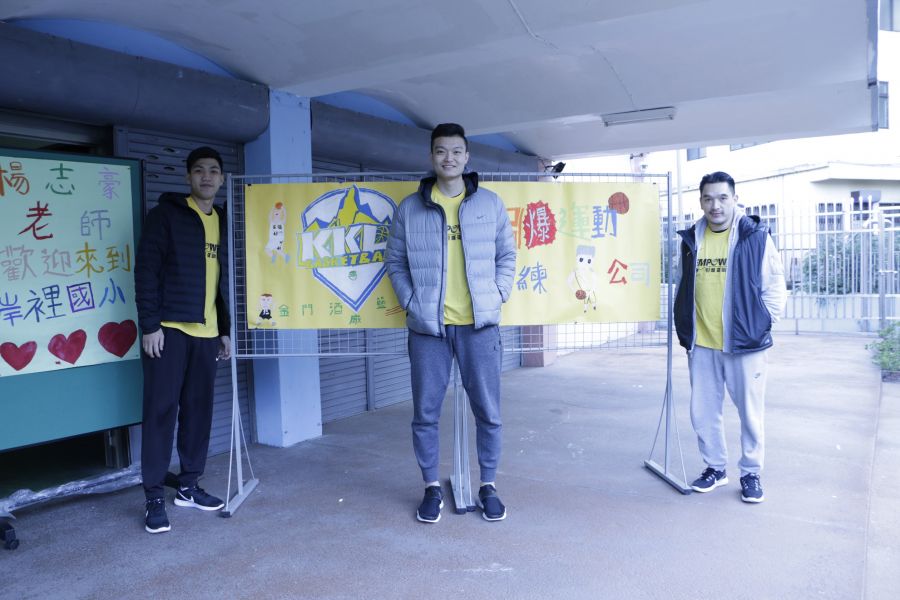 蘇奕晉(中)邀約教練楊志豪(右)與隊友黃泓瀚(左)一同回到母校岸裡國小與學弟妹相見歡。圖/主辦單位提供