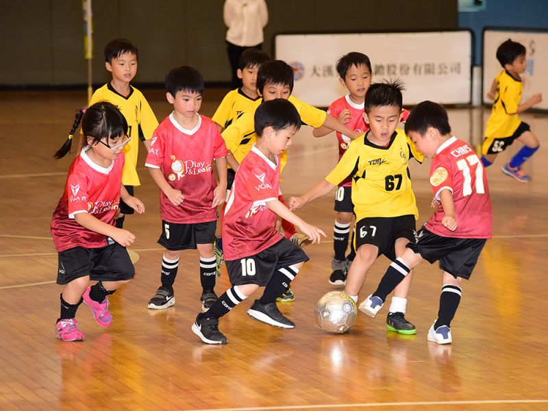 記者會現場也由好來幼兒園(黃色球衣)與寶仁幼兒園(紅色球衣)的小球員們進行足球觀摩賽，透過足球進行交流。主辦單位提供