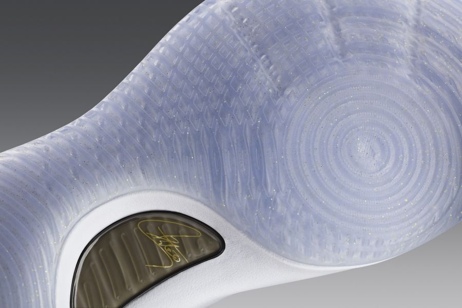 設計師打造出360度重力波同心圓紋路的鞋底，能提供多方向的優異抓力力，大幅提升場上迅速移動的敏捷度。UA提供