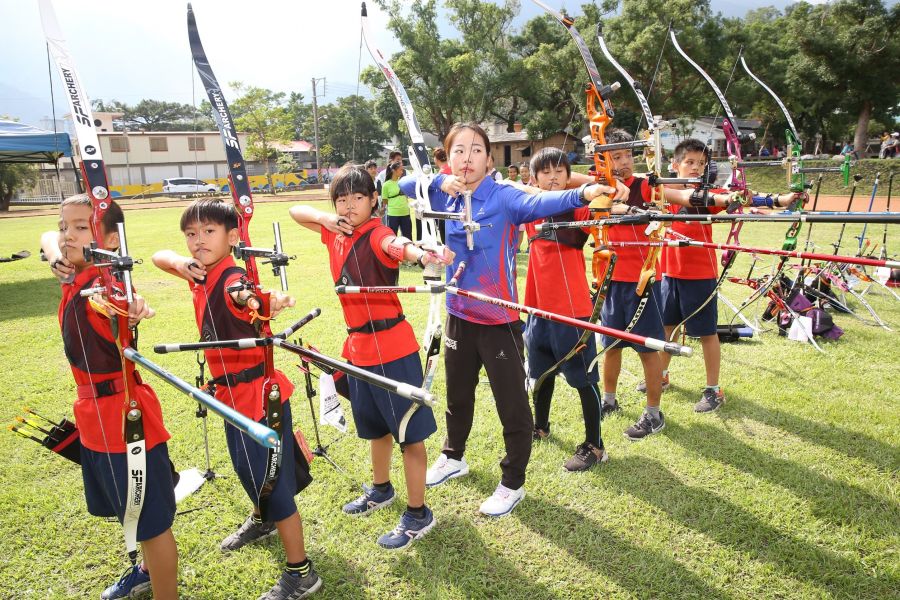譚雅婷下鄉指導，協助東澳小小選手提升訓練成效。圖/台灣三星提供