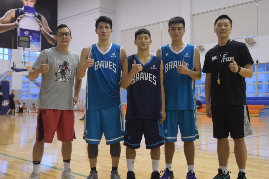 警專行政陳浩翔、輔大統資袁加樂、清華電機黃聖惟參與富邦勇士籃球隊訓練。大會提供
