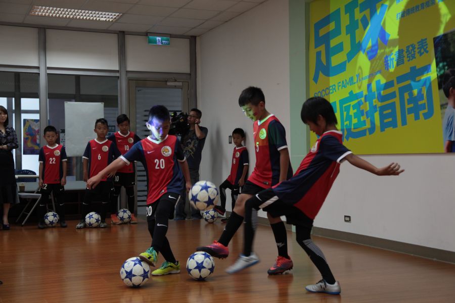足校學員展示動作。陳信安足球學校提供